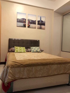 Desk, free WiFi, bed sheets - Favila Condotel Unit at 101 Newport Boulevard (Pasay)