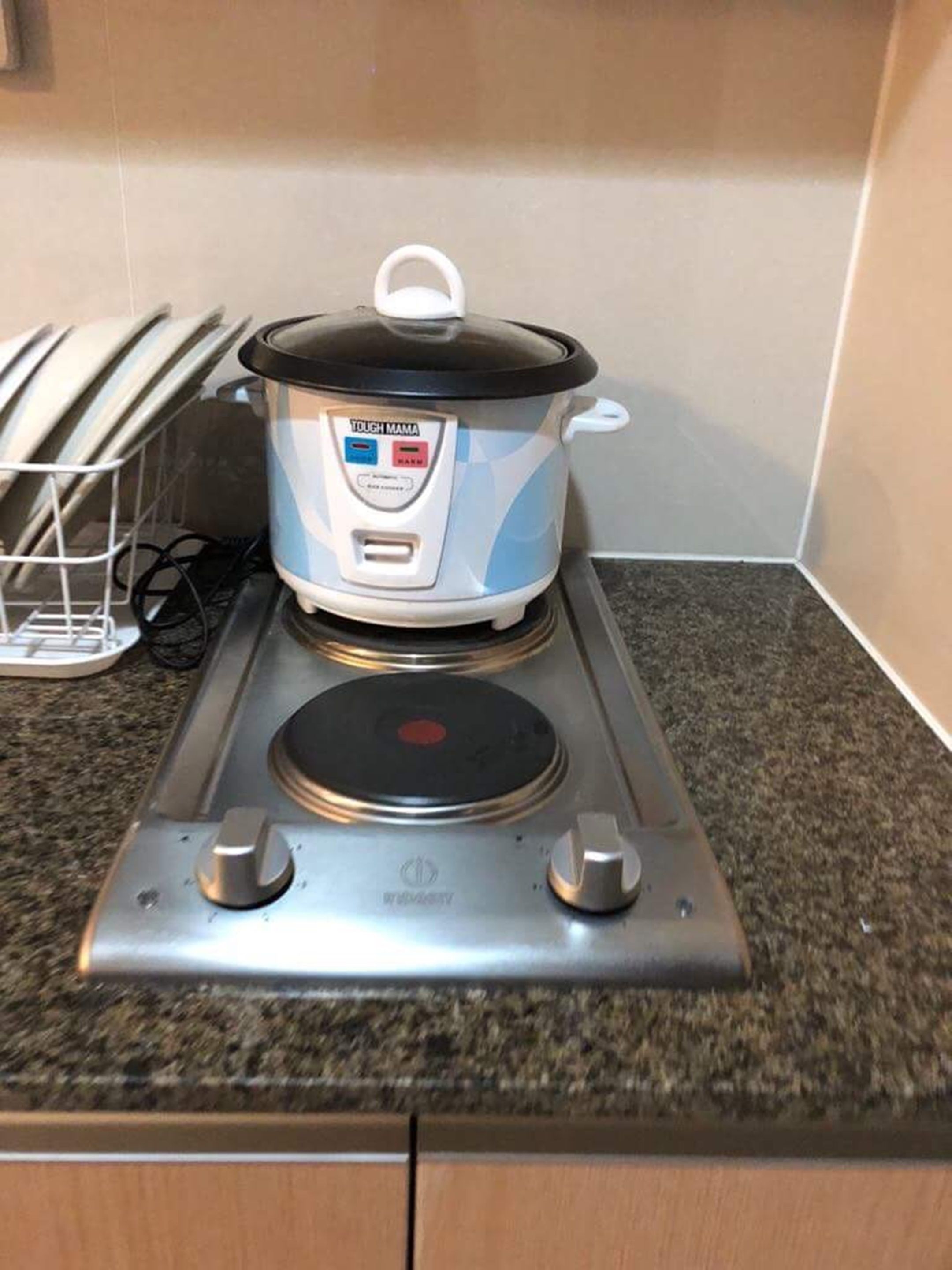 Una estufa eléctrica portátil con una olla encima.