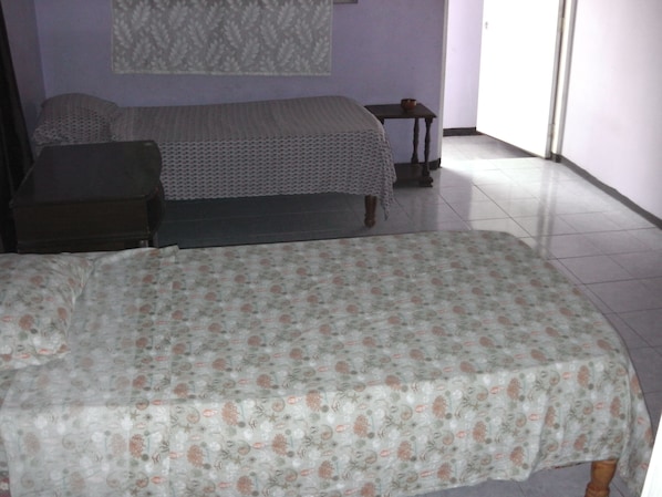 Phòng đôi hoặc 2 giường đơn cơ bản, 2 giường đơn | 1 phòng ngủ, trang bị nội thất với thiết kế riêng biệt