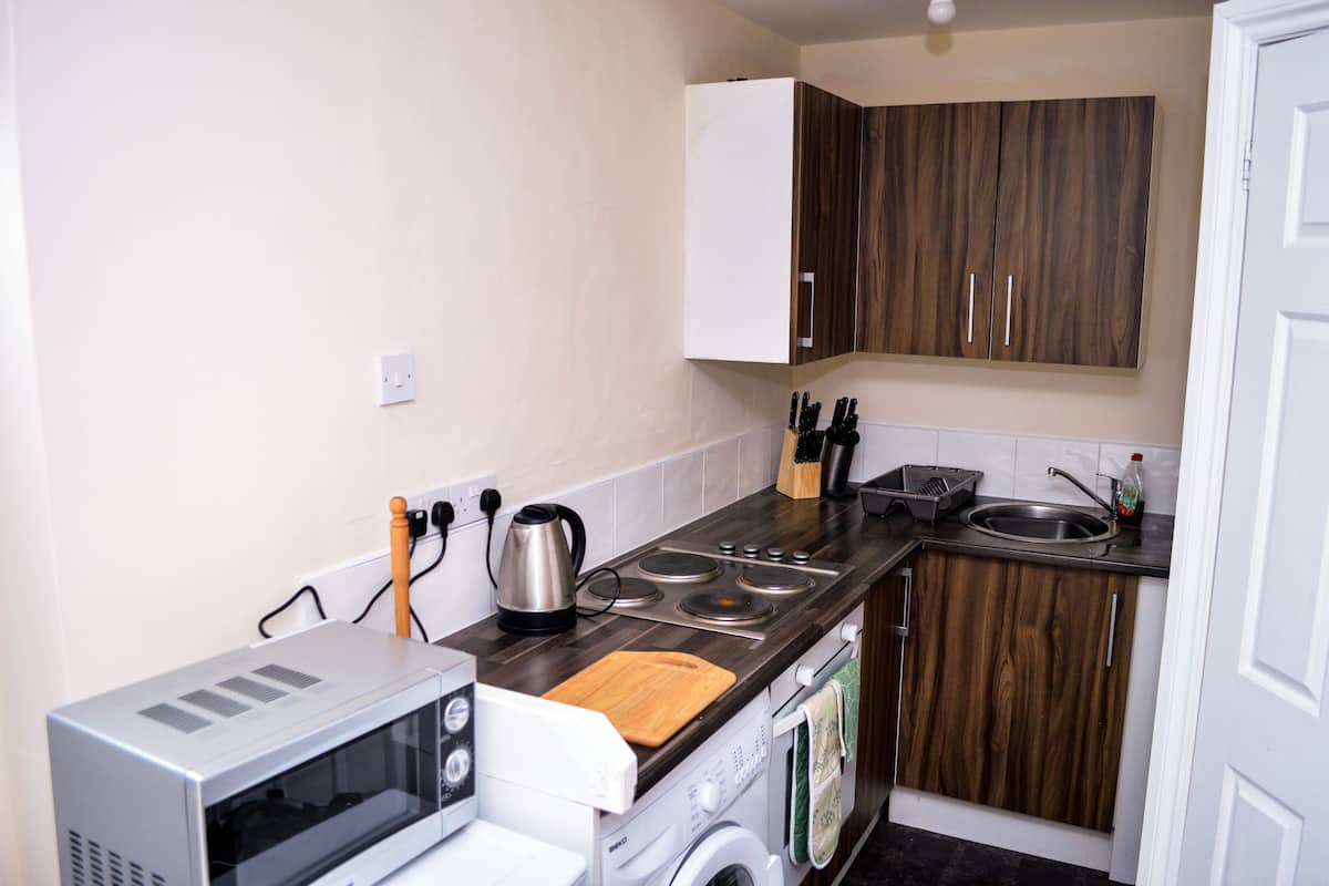 Studio, 1 chambre | Cuisine privée | Réfrigérateur, four à micro-ondes, un four, surface de cuisson