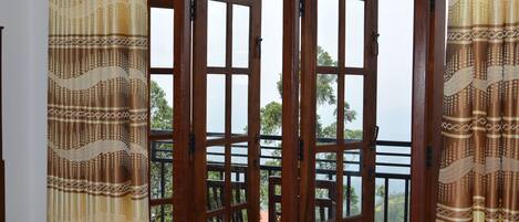 Deluxe Triple Room, Multiple Beds, Non Smoking | Individually decorated, individually furnished, blackout drapes