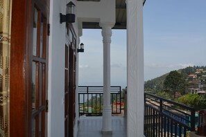 Balcony - Grand View Guest House & Restaurant (Haputhale)