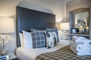 Deluxe Double Room, 1 King Bed, Non Smoking | Egyptian cotton sheets, premium bedding, memory foam beds