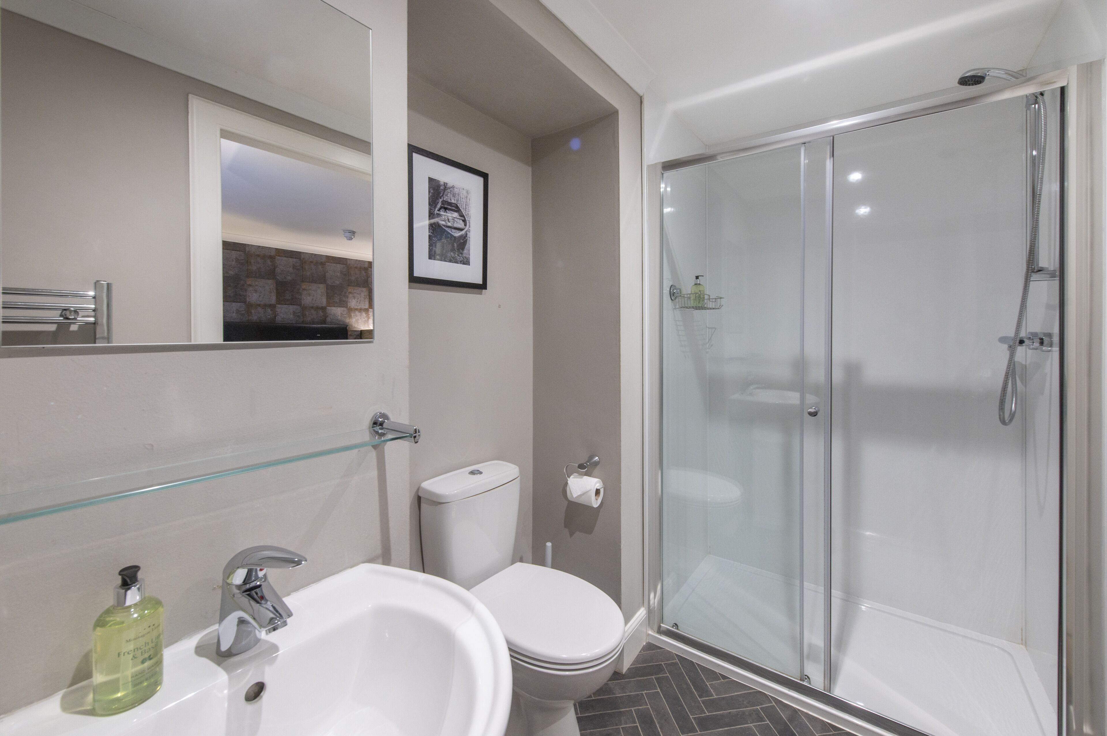 standard double room, 1 king bed, non smoking | bathroom | shower, free toiletries, hair dryer, towels