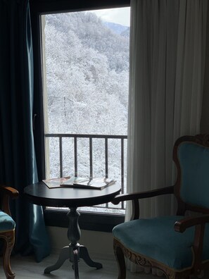 32-inch LCD TV with satellite channels, TV - Pordanis Hotel (Camlihemsin)