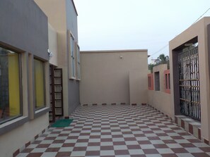 Vista frontal de la propiedad