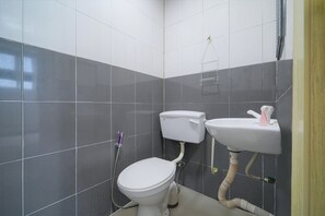 Standard Double Room, 1 Queen Bed | Bathroom | Shower, bidet, towels - Hotel O Sp Berlian Inn (Sungai Petani)