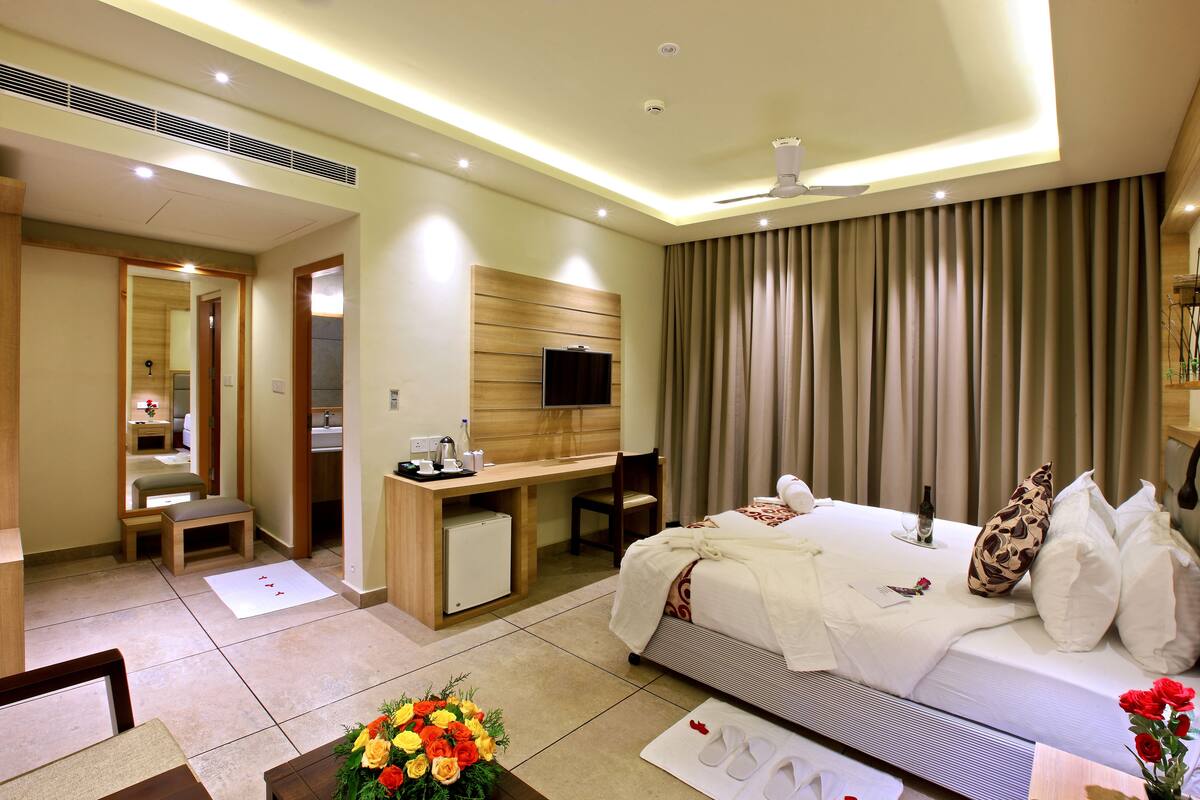 Una habitación de hotel moderna con cama, escritorio y zona de estar.