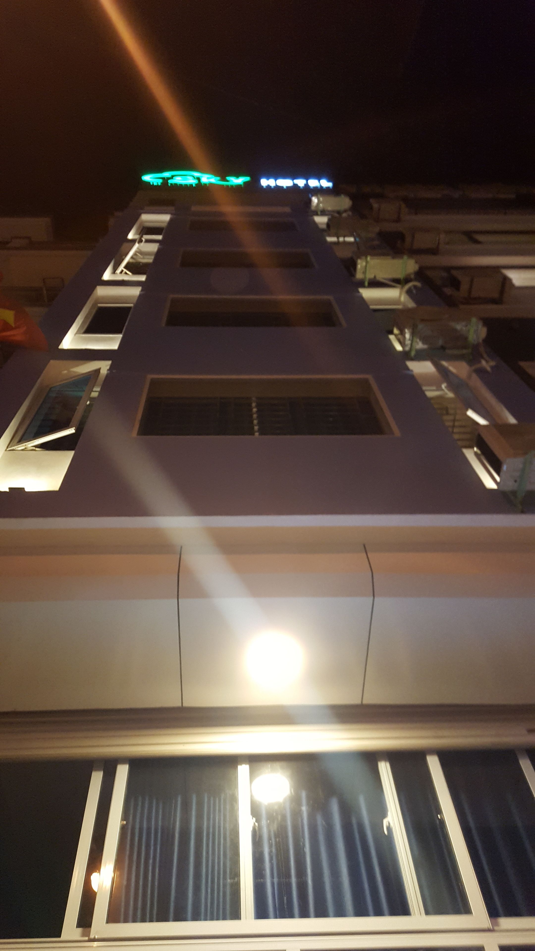 Voorkant accommodatie - avond/nacht