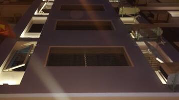 Voorkant accommodatie - avond/nacht