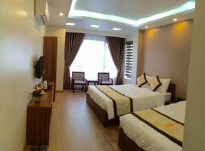 Desk, soundproofing, free WiFi, bed sheets - Sky Hotel (Ha Long)