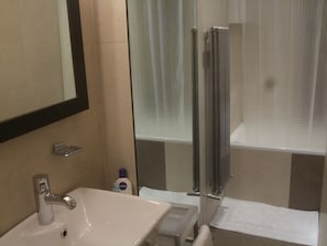 Deluxe-Doppelzimmer, Nichtraucher | Badezimmer | Haartrockner, Bademäntel, Hausschuhe, Handtücher