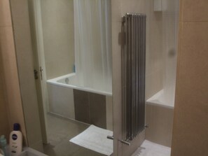 Secadora de cabello, batas, pantuflas, toallas