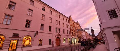 Overnatningsstedets facade – aften/nat