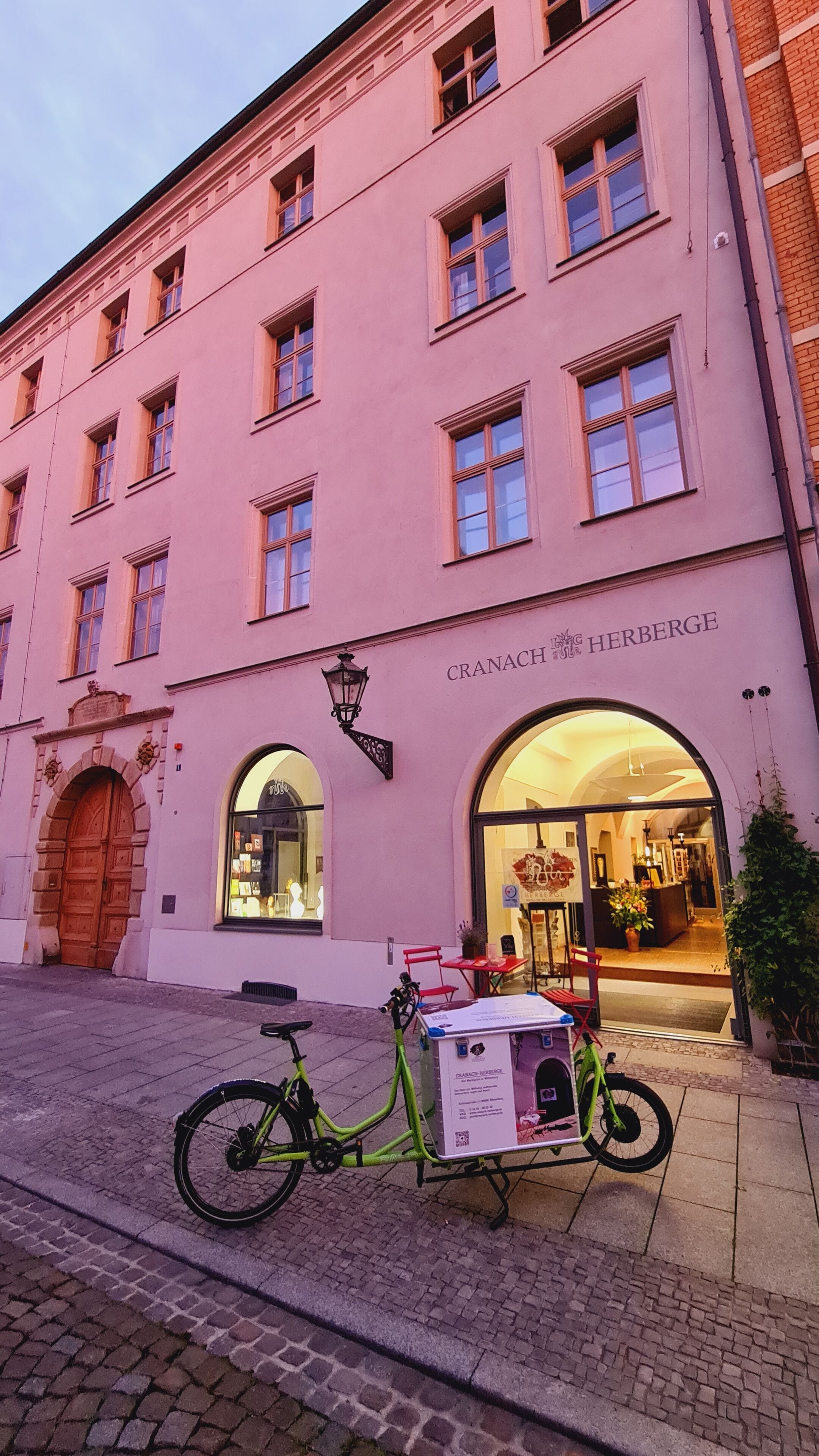 施設の正面 (日没後)