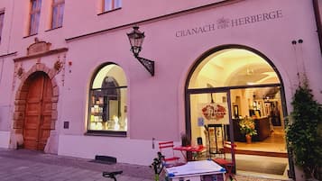 Façade de lâhĂ©bergement - soirĂ©e/nuit