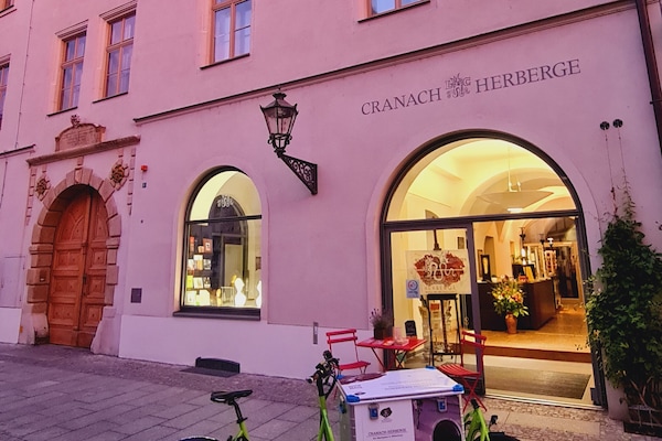 Overnatningsstedets facade – aften/nat