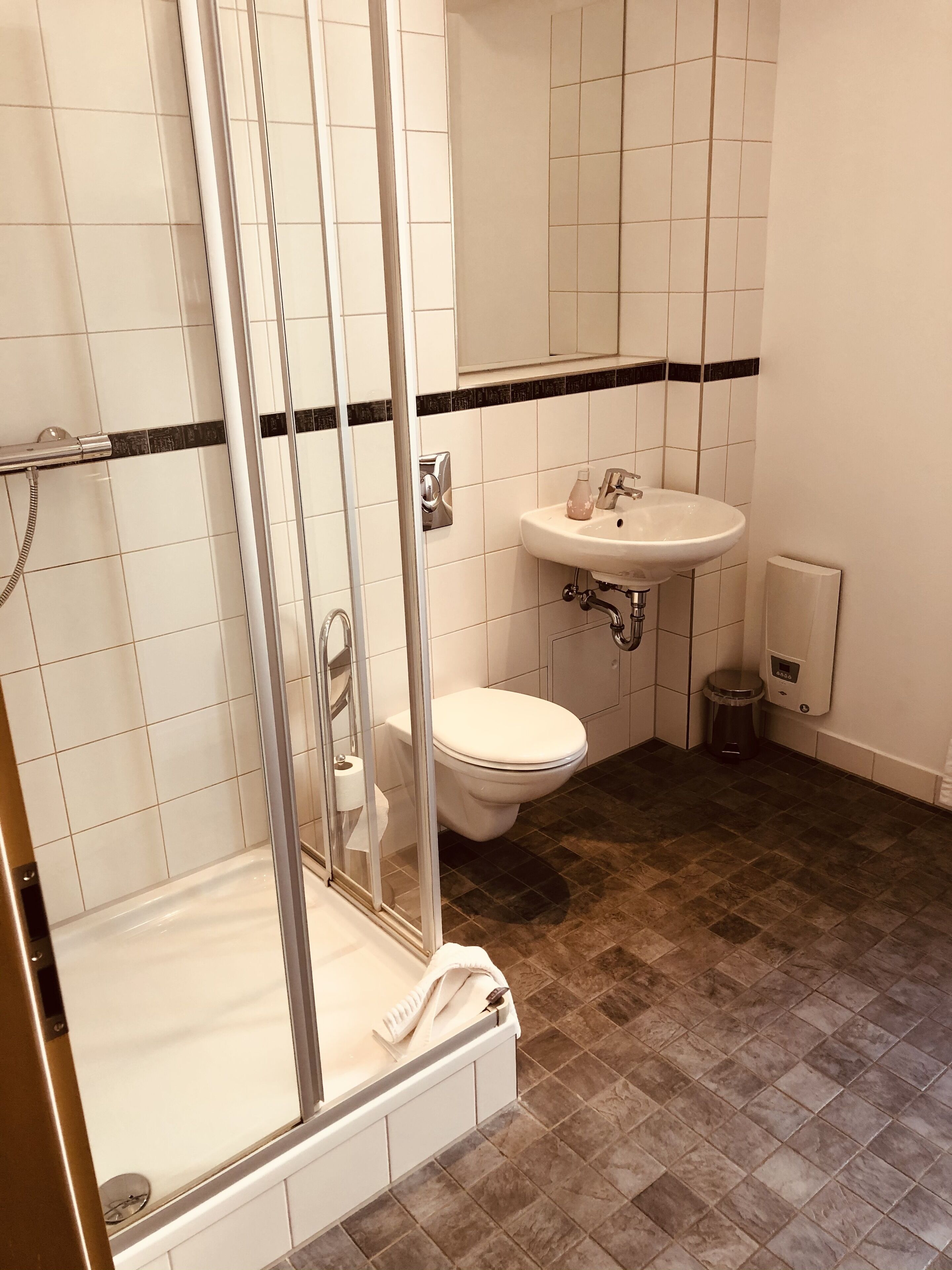 classic double room | bathroom | shower, free toiletries, towels