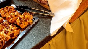 Eine Bäckertheke mit verschiedenen Backwaren, darunter Brot, Croissants und Gebäck.