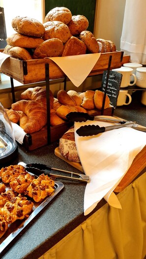 Desayuno buffet (EUR 18 por persona)