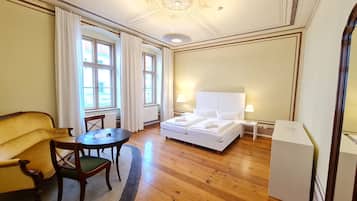 Suite | Hypo-allergenic bedding, individually decorated, individually furnished