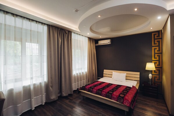 Suite junior | Cortinas blackout, insonorización y tabla de planchar con plancha 