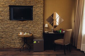 Suite junior | Cortinas blackout, insonorización y tabla de planchar con plancha 