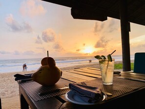 Breakfast, lunch, dinner served; local cuisine, beach views  - Suite Lanka (Hikkaduwa)
