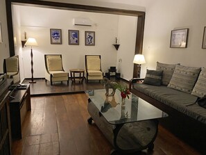 Classic Suite, 1 King Bed, Non Smoking | Living area | Flat-screen TV, first-run movies - Suite Lanka (Hikkaduwa)