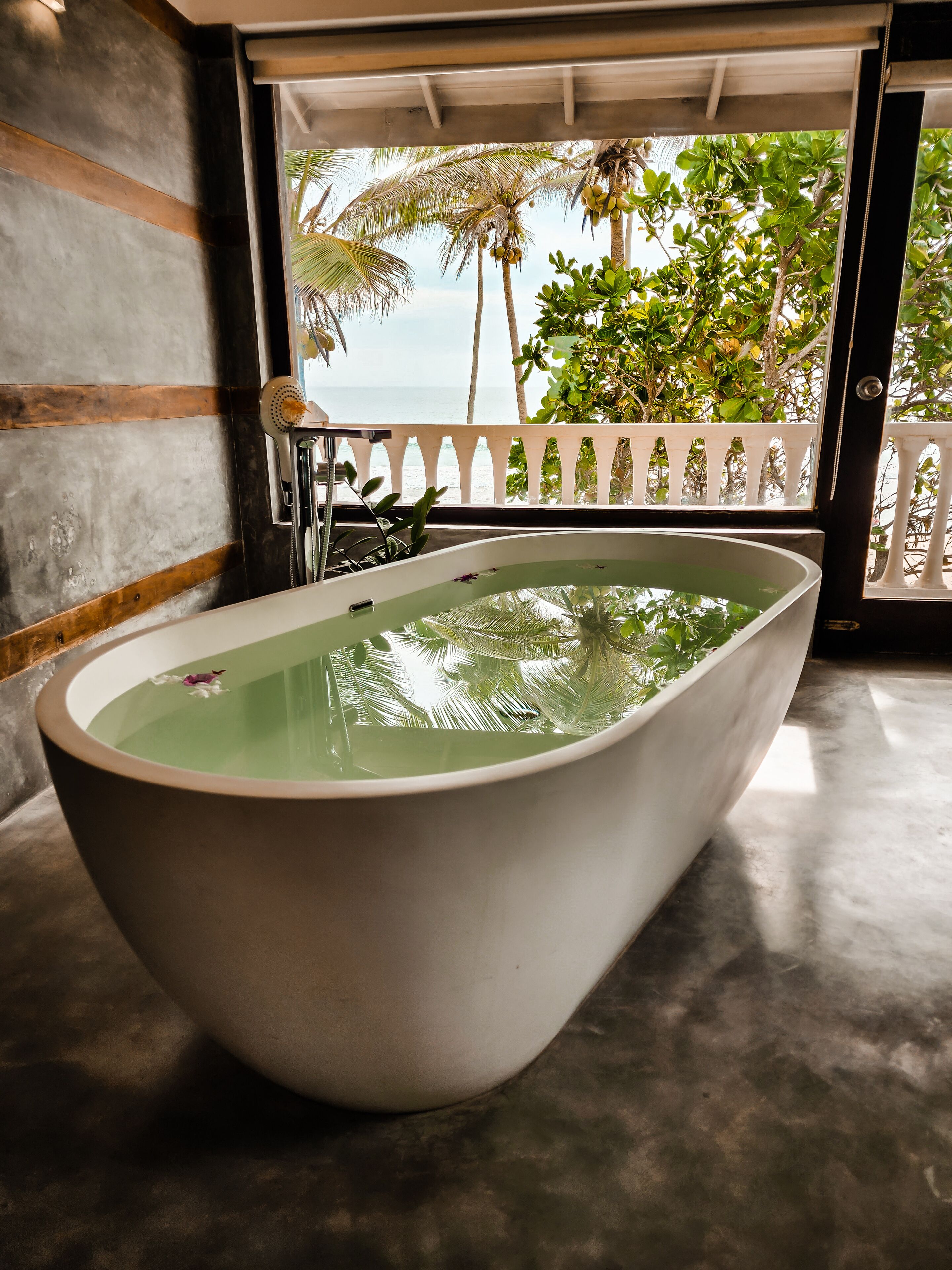 أغطية فراش متميزة وميني بار وخزنة داخل الغرفة وبديكورات فريدة لكل غرفة