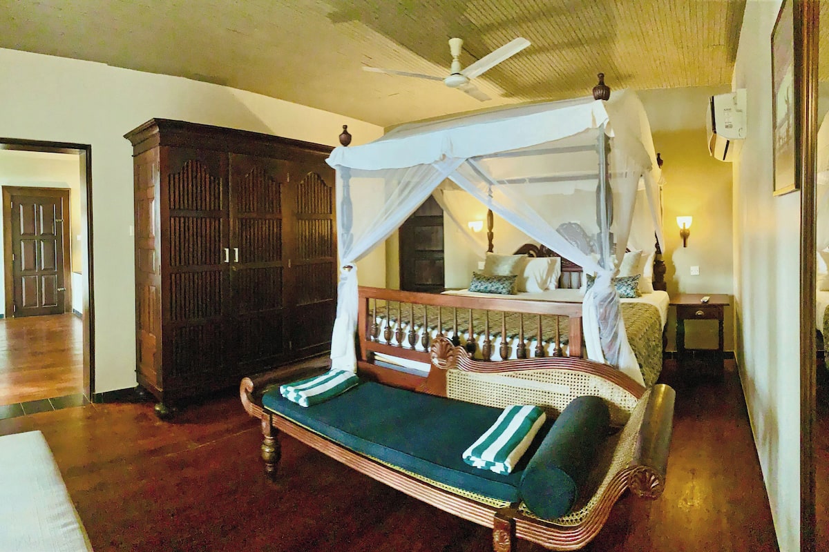 Family Suite, Multiple Beds, Non Smoking | 1 bedroom, premium bedding, minibar, in-room safe