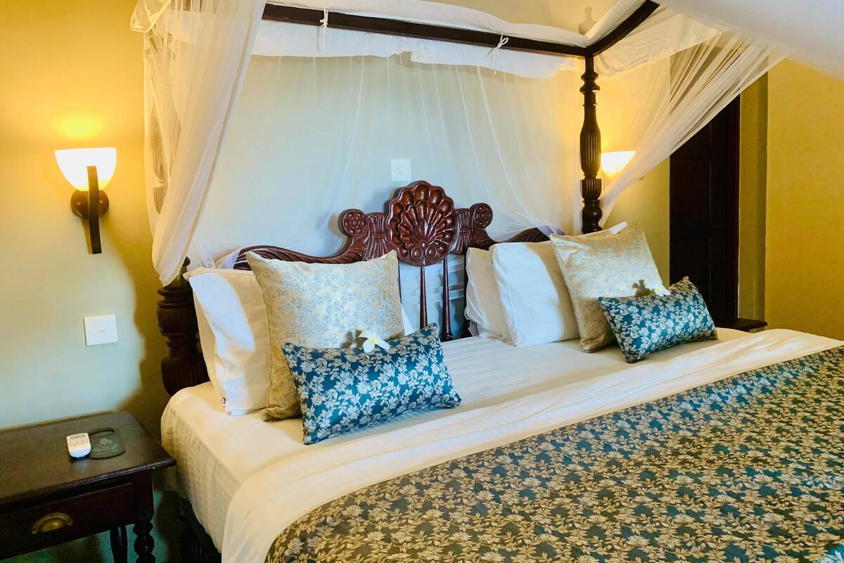 Classic Suite, 1 King Bed, Non Smoking | 1 bedroom, premium bedding, minibar, in-room safe