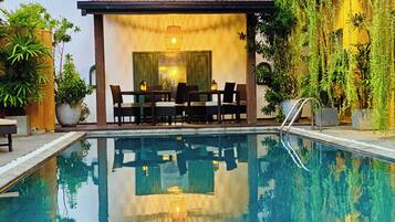 Piscine extérieure, chaises longues