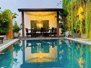 室外游泳池，日光浴躺椅