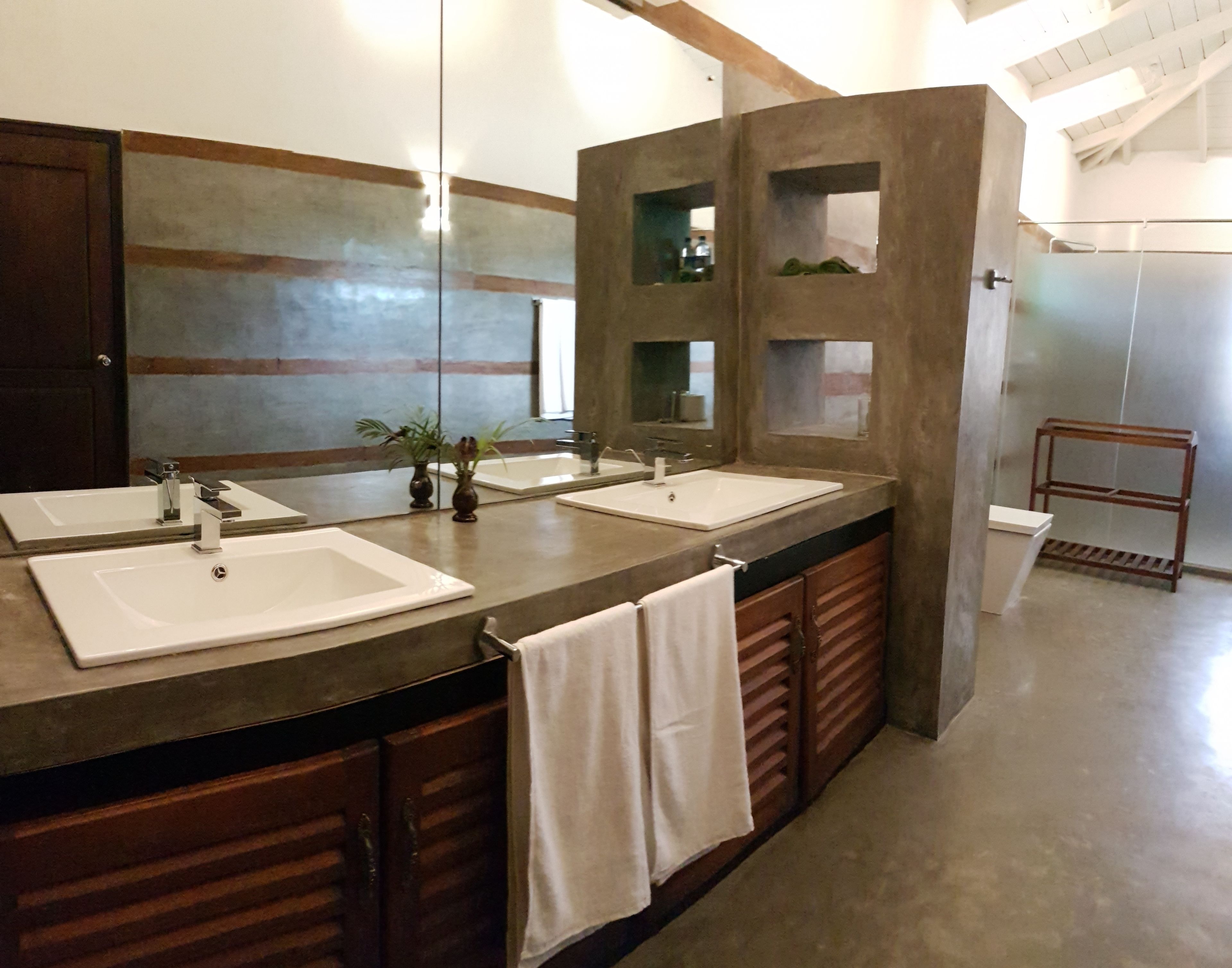 shower, free toiletries, hair dryer, bidet