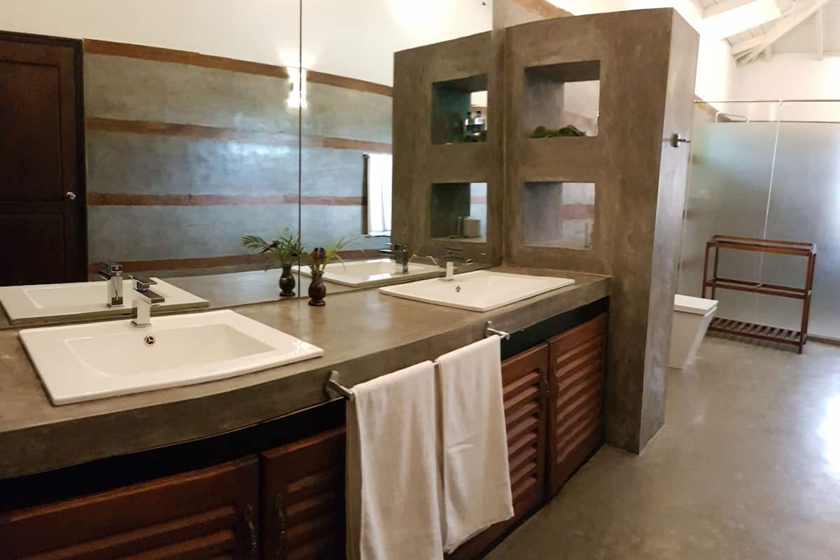 shower, free toiletries, hair dryer, bidet