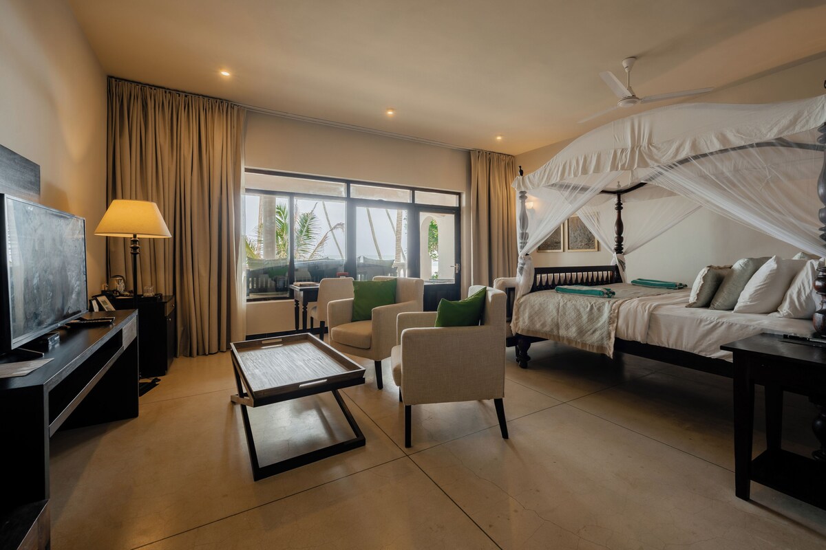 Deluxe Double Room, 1 King Bed, Non Smoking | Premium bedding, minibar, in-room safe, desk