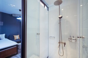 Chambre Double Classique, 1 lit double, non-fumeur | Douche de la salle de bain
