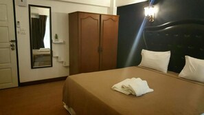 Habitación superior, 1 cama de matrimonio grande | 1 dormitorio, cortinas opacas, sistema de insonorización y wifi gratis