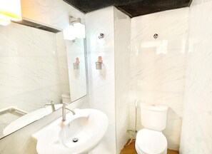 Ducha, artículos de higiene personal gratuitos y secador de pelo