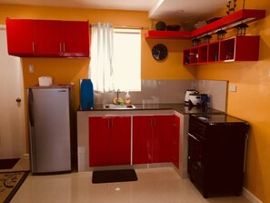 Maison, 3 chambres | Cuisine privée | Réfrigérateur grande capacité avec congélateur, surface de cuisson