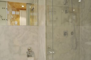 Dusche im Bad