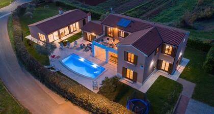 5 tähden huvila, upea näkymä, 50m2 allas, 1000 m2 maa