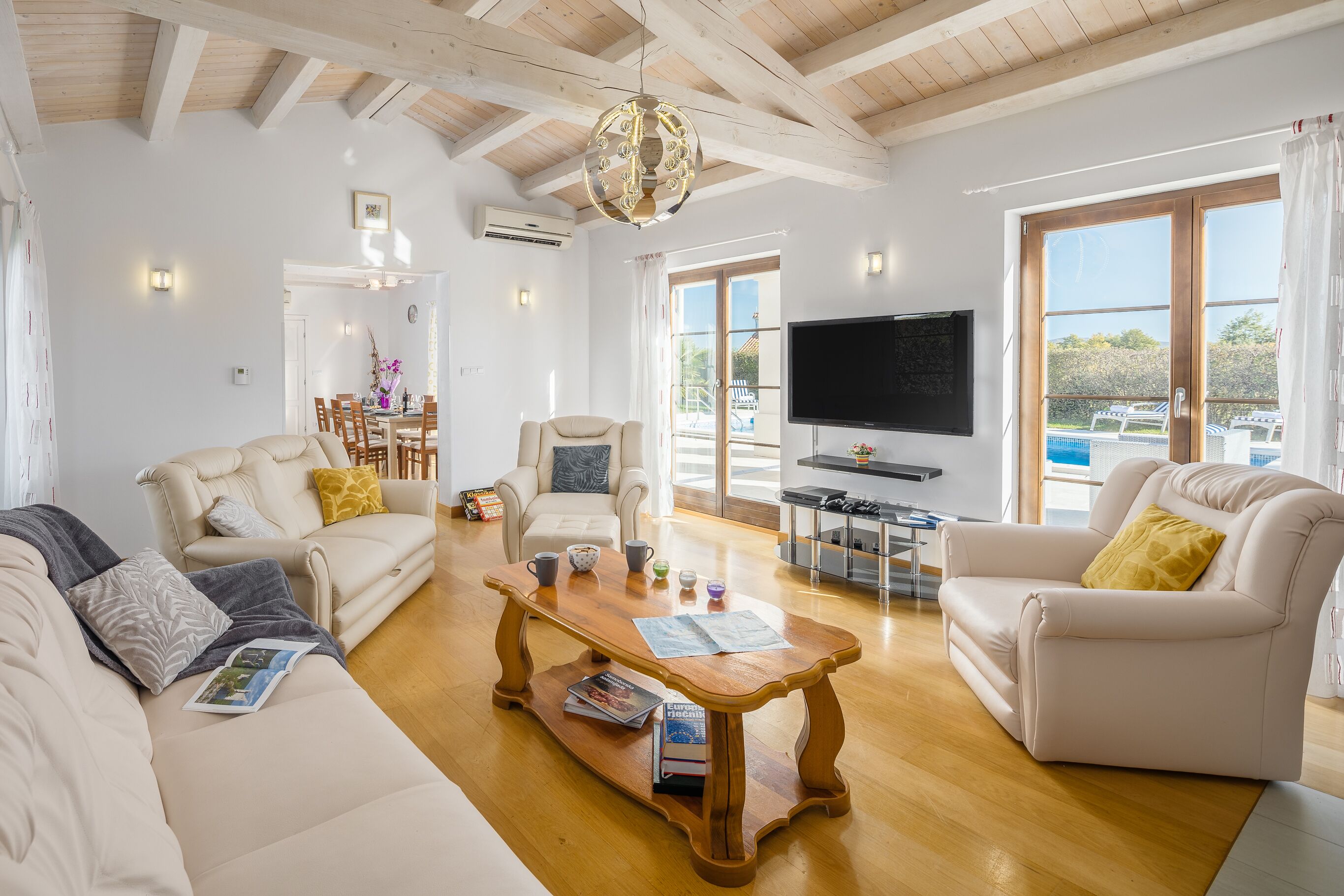 تلفزيون، مدفأة، كرة قدم الطاولة، تنس طاولة