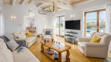 Fernseher, Kamin, Tischfußball, Tischtennisplatte