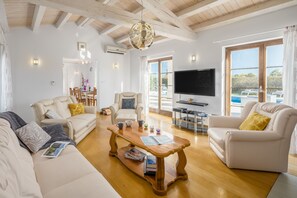 Fernseher, Kamin, Tischfußball, Tischtennisplatte