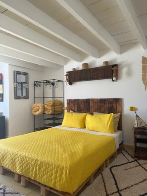 Premium bedding, in-room safe, individually decorated, blackout curtains - Yousurf Surf House (Essaouira)