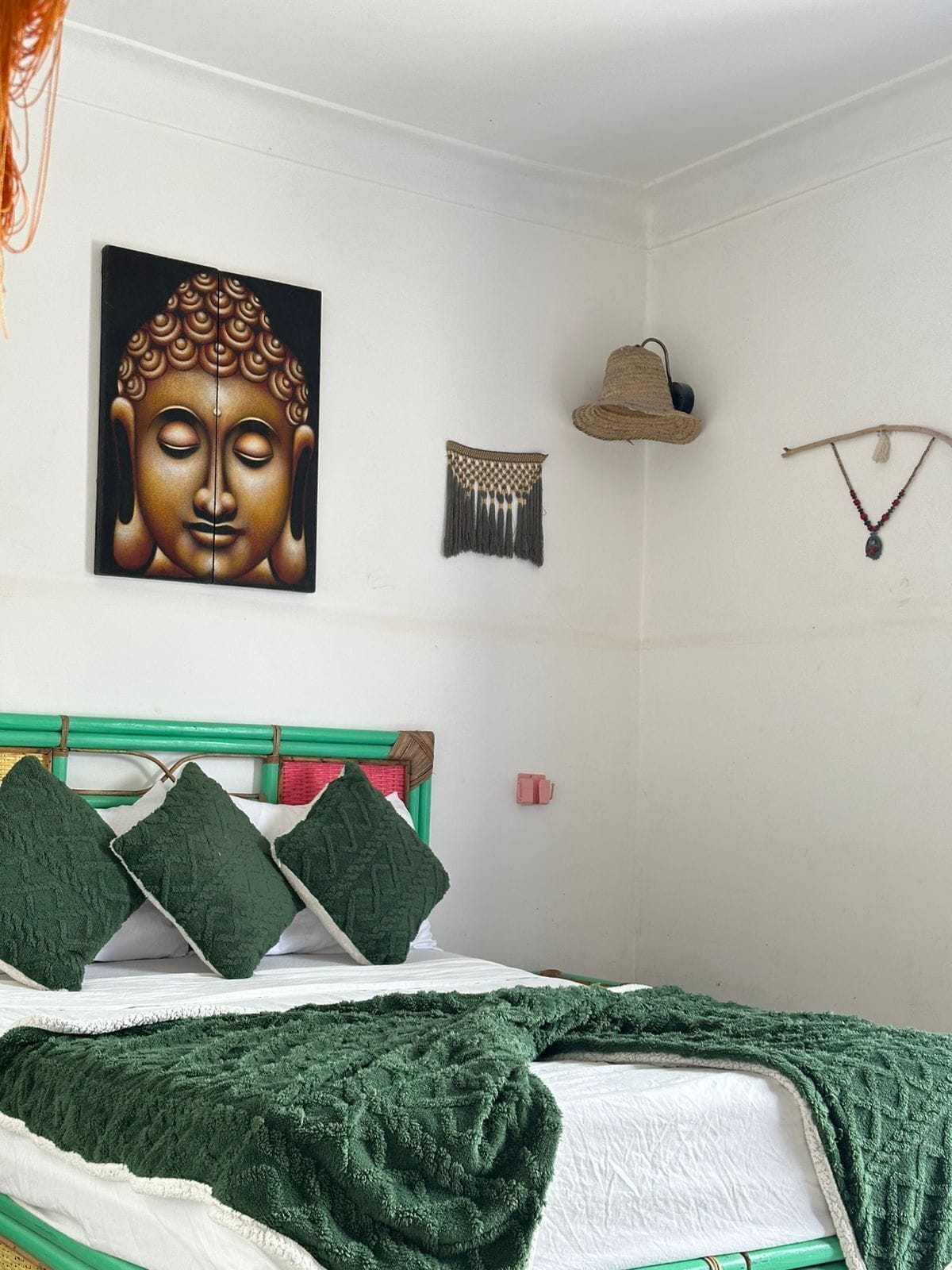 أغطية فراش متميزة وخزنة داخل الغرفة وبديكورات فريدة لكل غرفة