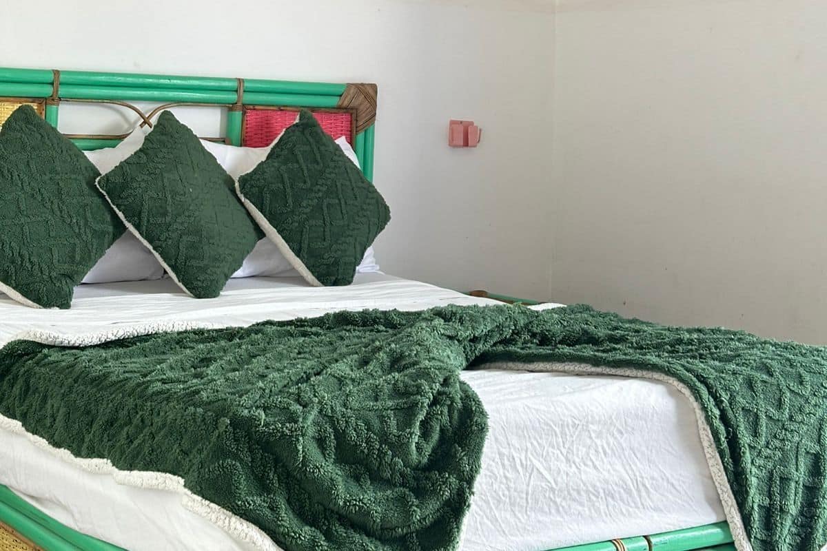 أغطية فراش متميزة وخزنة داخل الغرفة وبديكورات فريدة لكل غرفة