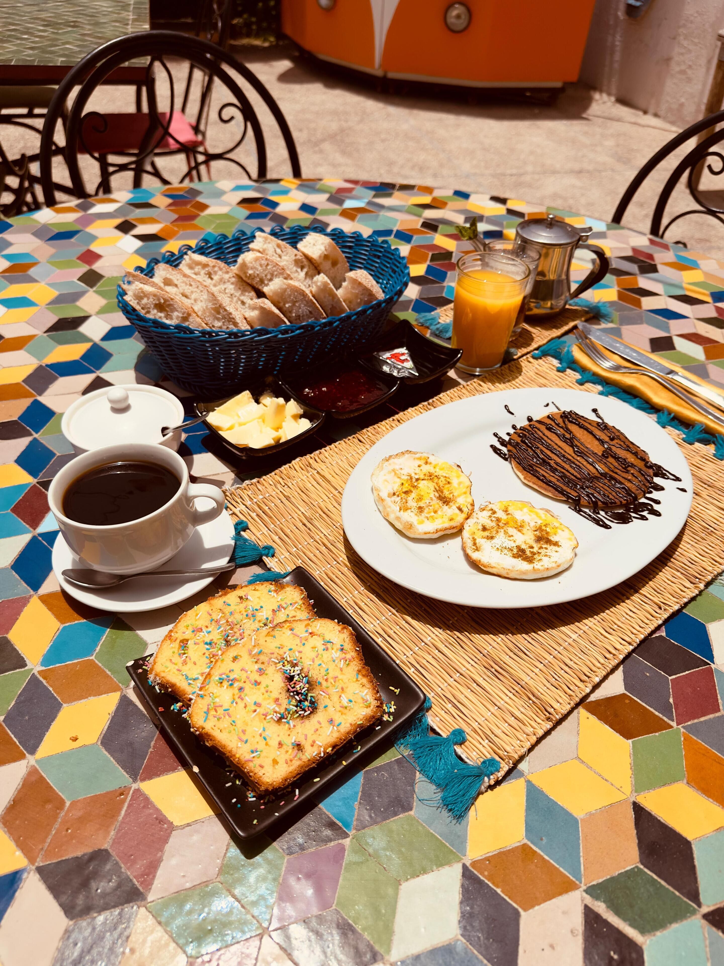 Esmorzar diari de cuina local gratuït 